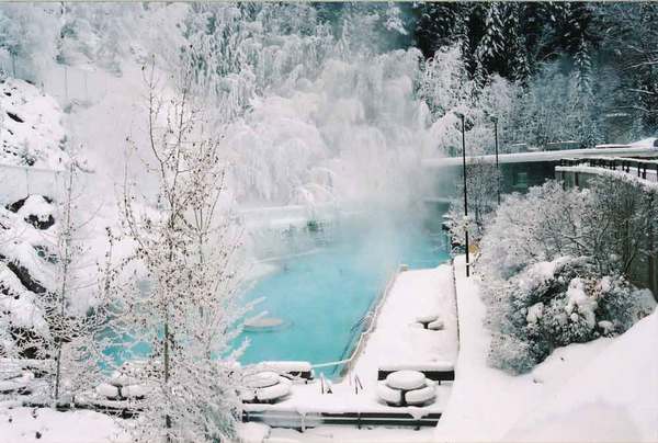 Radium-Hot-Springs-winter_Parks-Canada_Ken-Fisher Radium-Hot-Springs-winter_Parks-Canada_Ken-Fisher